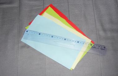 Vystřižené obdélníky z barevných papírů o velikosti 35 cm x 10 cm Vystřižené obdélníky z barevných papírů o velikosti 35 cm x 10 cm
