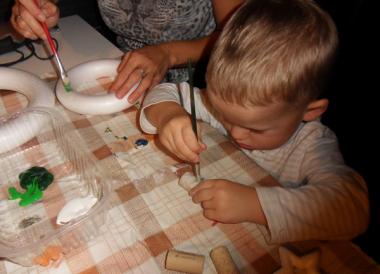 Malujeme šablony a ozdoby na adventní věnec Malujeme šablony a ozdoby na adventní věnec